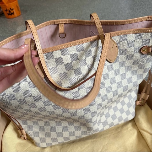 Louis Vuitton Gray and Tan Shoulder Bag with Signature Design - Picture 5 of 9